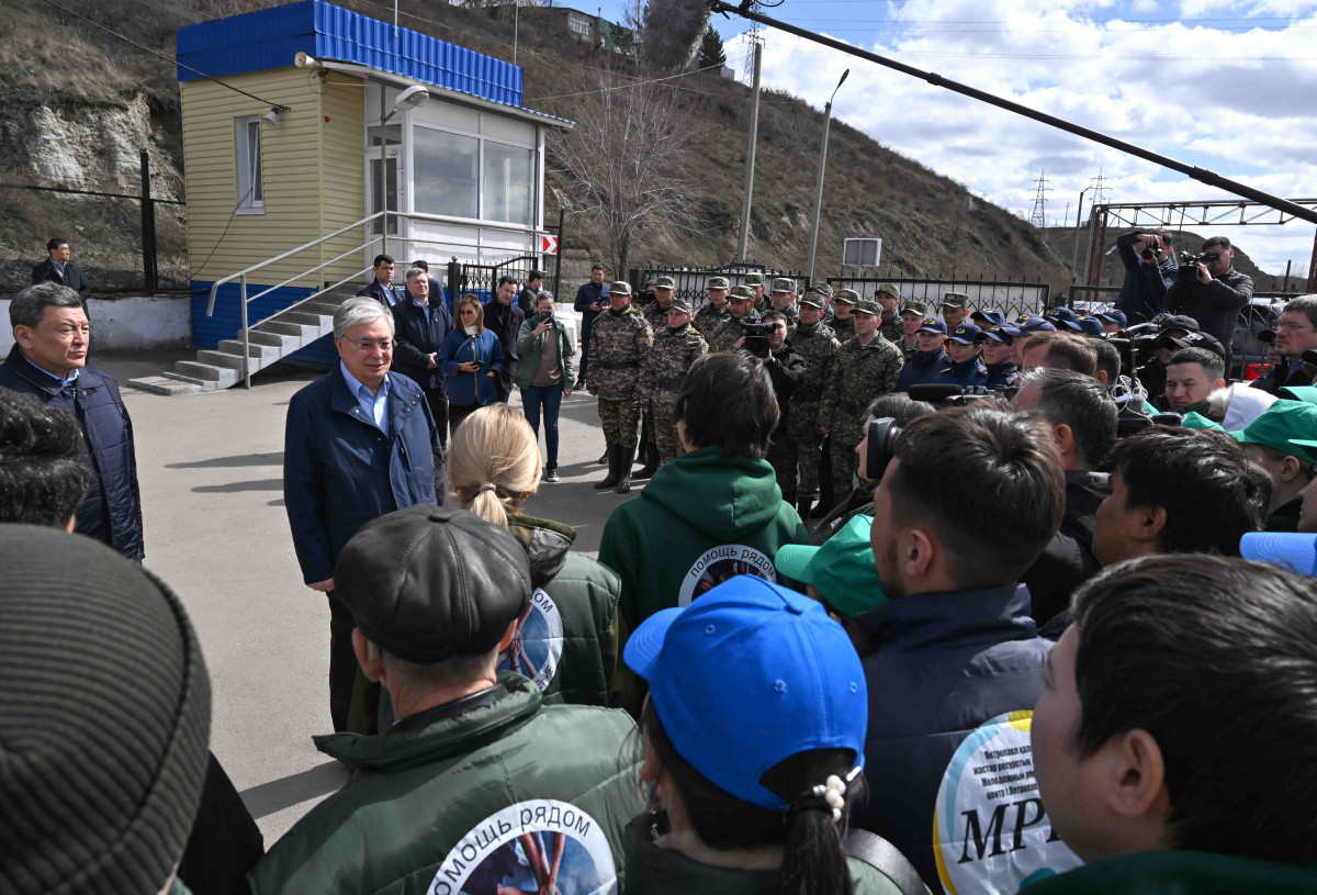 Президент өңірдегі құтқарушылар, еріктілер және кәсіпкерлермен кездесті