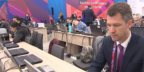 Более тысячи журналистов освещают работу АЭФ