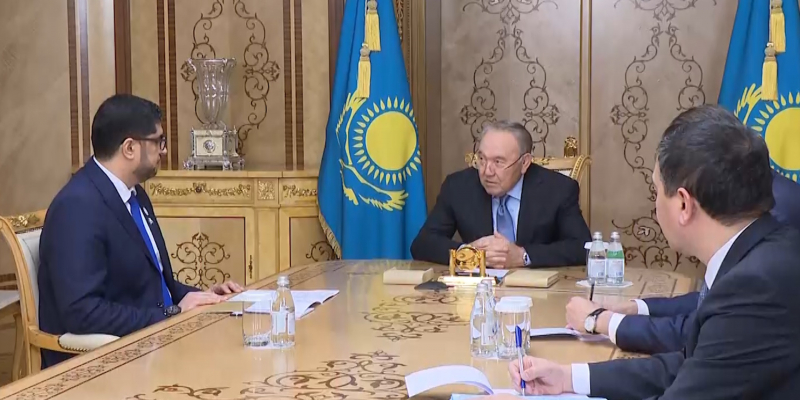 Посол ОАЭ передал Нурсултану Назарбаеву «Ковер мира»