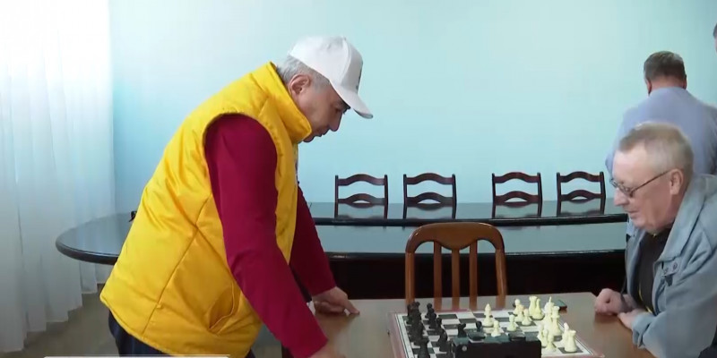 Ход конём: Жигули Дайрабаев сыграл в шахматы