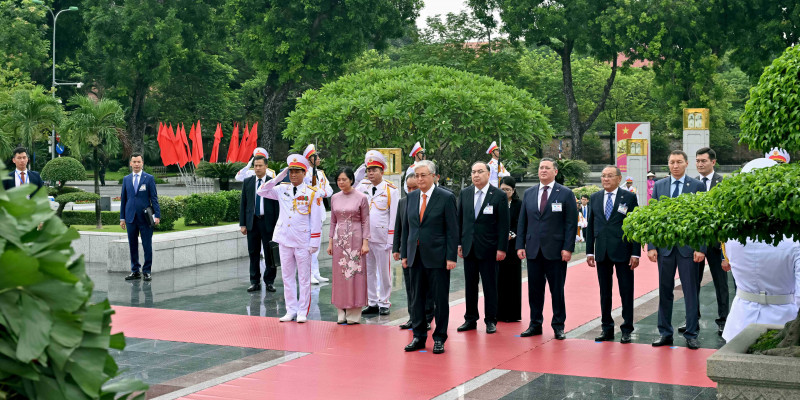 Президент возложил цветы к монументу национальным героям и мавзолею Хо Ши Мина