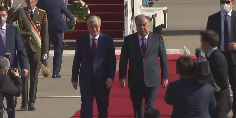 Глава государства прибыл с рабочим визитом в Таджикистан