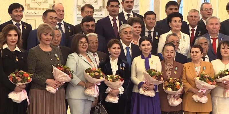 К. Токаев вручил государственные награды и ордена около 40 казахстанцам