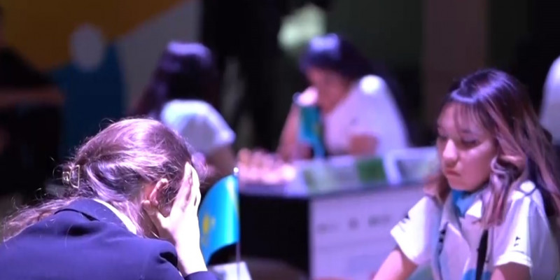 Шахматистка Алуа Нурманова обыграла действующую чемпионку мира