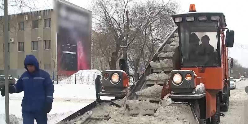 Коммунальные службы Уральска перешли на усиленный режим работы из-за снегопада