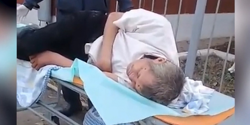 В Уральске охранники областной больницы вывезли и оставили на улице больного пациента