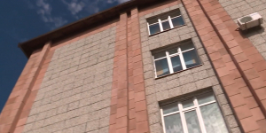 Девочка, выпавшая из окна детсада в Талдыкоргане, находится в коме