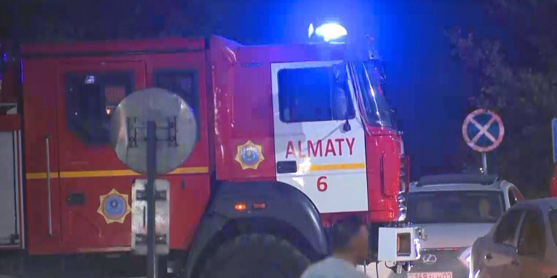 После пожара дом в микрорайоне Аккент оцеплен полицейскими