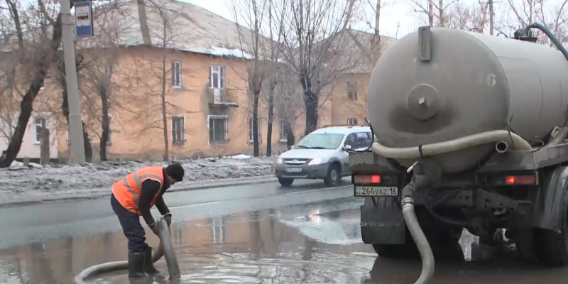 В Усть-Каменогорске после проливного дождя затопило улицы