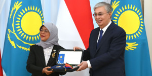 Глава государства наградил Президента Сингапура орденом «Достық» I степени