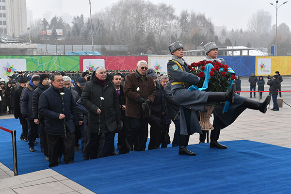 Алматыда «Тәуелсіздік» монументіне салтанатты түрде гүл шоқтары қойылды