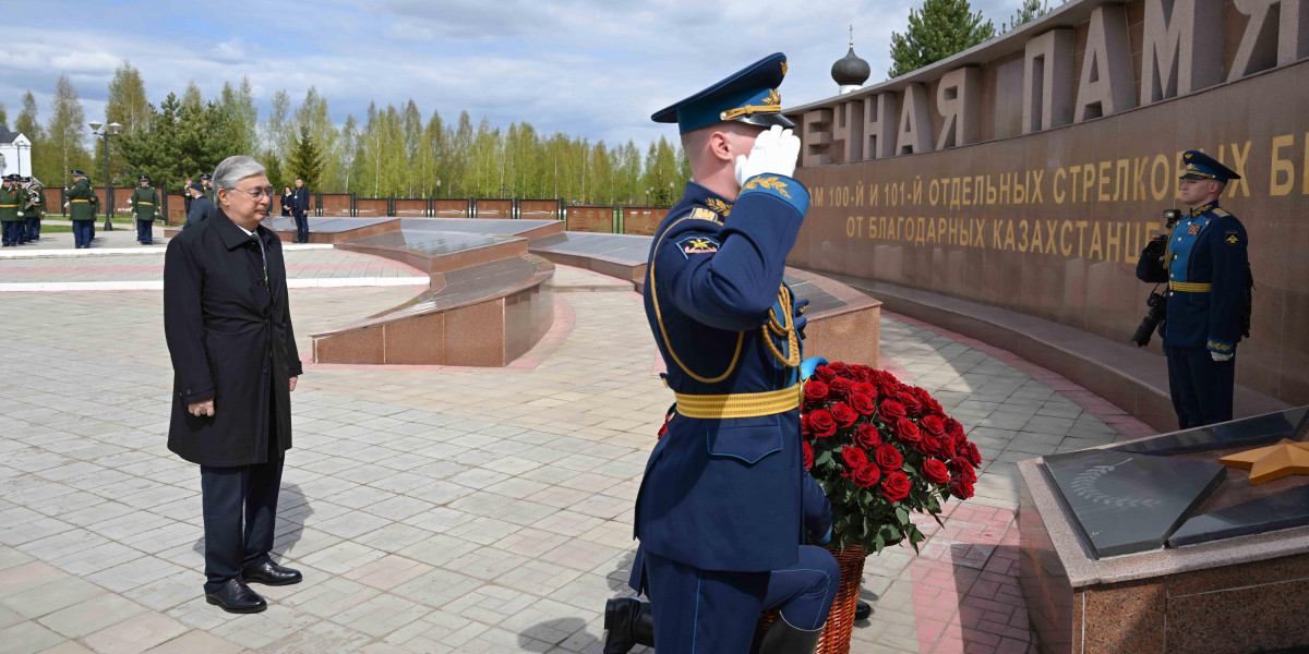 Глава государства возложил цветы к Мемориальному комплексу воинам-казахстанцам