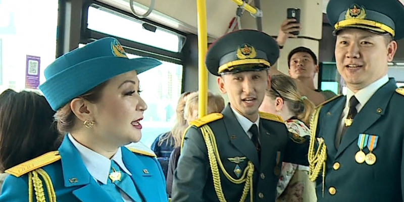 Военнослужащие спели для пассажиров столичных автобусов