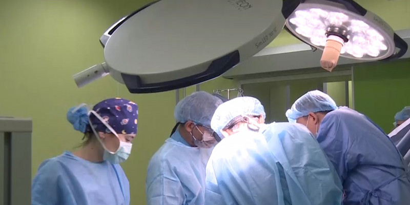 Сложнейшую родственную трансплантацию впервые в стране провели столичные врачи