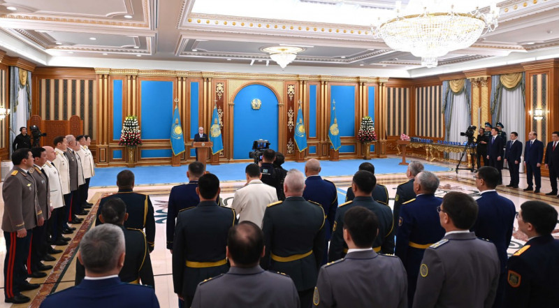Президент принял участие в церемонии вручения государственных наград, высших воинских и специальных званий, классных чинов