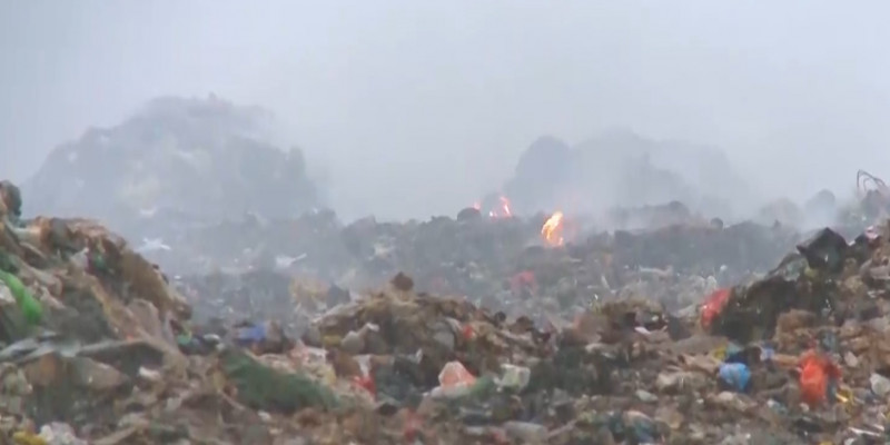 На полигоне твердо-бытовых отходов в Уральске горит мусор