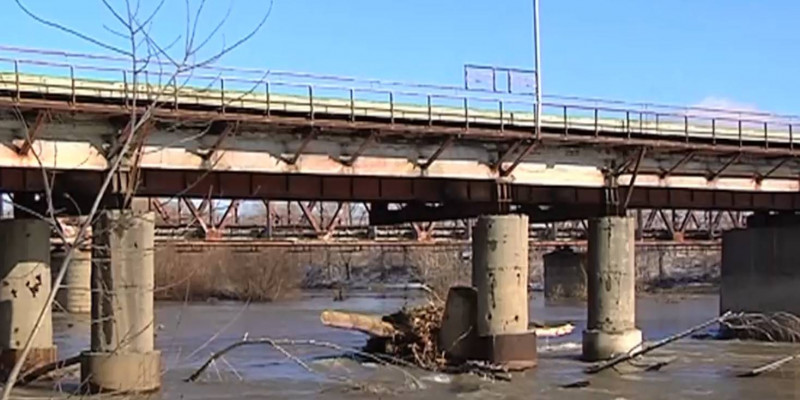 В Усть-Каменогорске перекрыт один из основных транспортных мостов