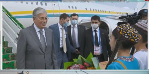 Глава государства прибыл с рабочим визитом в Туркменистан
