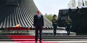 Мемлекет басшысы Қасым-Жомарт Тоқаев «Отан Ана» монументіне гүл шоғын қою рәсіміне қатысты