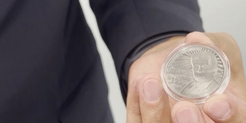 Нацбанк Казахстана выпустил монету в честь Темирбека Жургенова