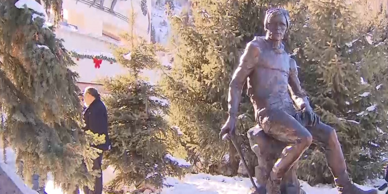 Памятник легендарному казахстанскому альпинисту открыли в Алматы
