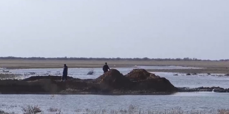 Сотрудники ДЧС Атырауской области ведут работы по противодействию паводка
