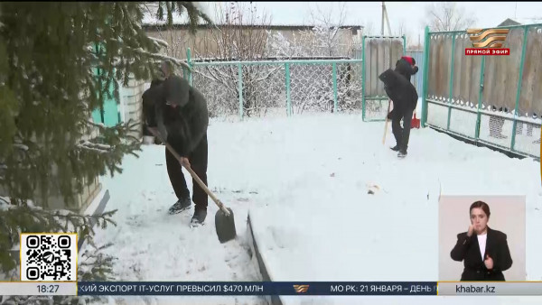 Волонтеры помогли ветеранам очистить дворы от снега в области Ұлытау