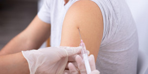 Почему люди заражаются COVID-19 даже после получения вакцины