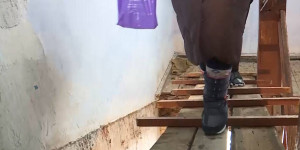 В доме в Актобе рухнула лестница: одна пострадавшая