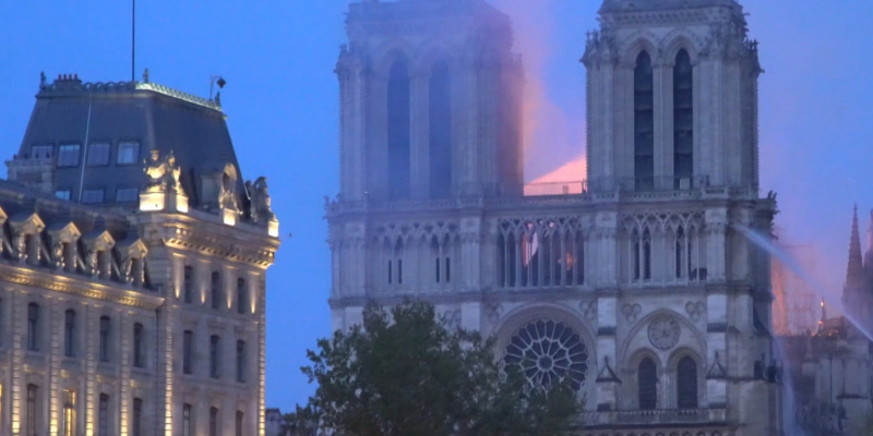 В знаменитом соборе Нотр-Дам-де-Пари произошел пожар