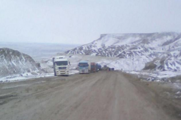 Фуры застряли на трассе в Мангистау