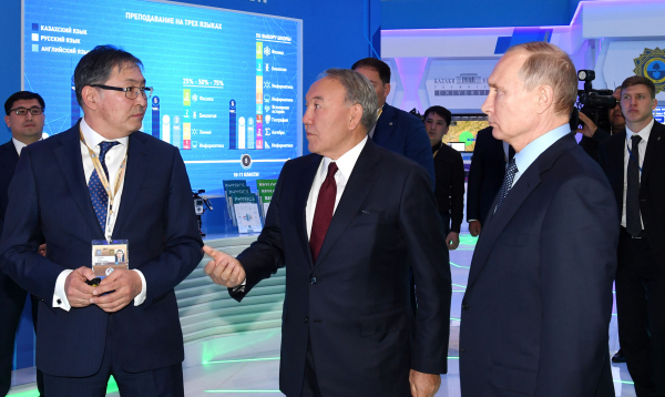 Елбасы Қазақстан мен Ресейдің ХІV өңіраралық ынтымақтастығы форумы аясындағы көрмені аралап көрді