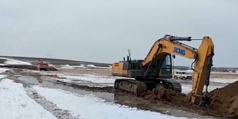 50 метров кирпичного забора цементного завода смыло паводками в селе Сарыозек