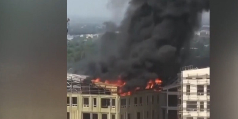 В Алматы сгорело здание строящейся школы