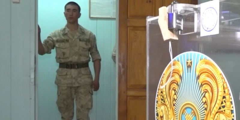 Военнослужащие проголосовали на казахстанско-туркменской границе