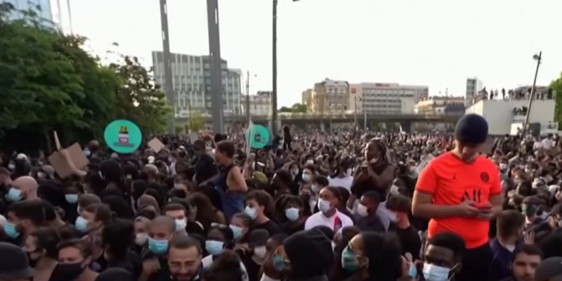 В Париже 20 тысяч человек вышли на акцию протеста против полицейского насилия