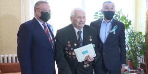 Актюбинские ветераны принимают поздравления дома