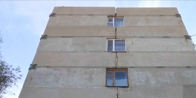 Многоэтажный дом разваливается в Карагандинской области