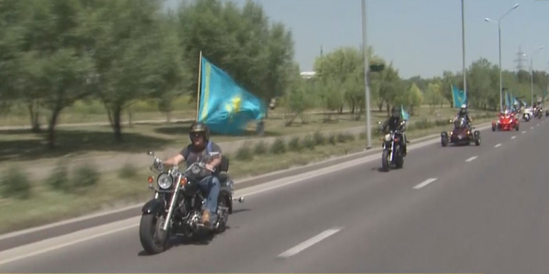 Мотопробег в честь Дня государственных символов организовали в Алматы