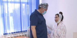 Опухоль на челюсти пациентки удалили в Караганде