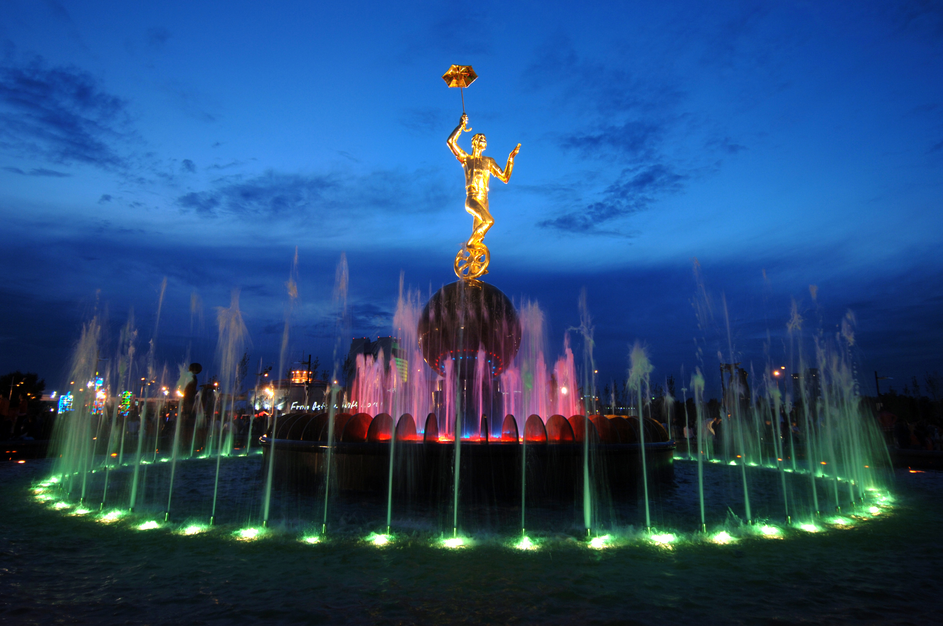Самое красивое казахское. Нурсултан Астана фонтан. Фонтан цирк Астана. Казахстан Байтерек фонтан.