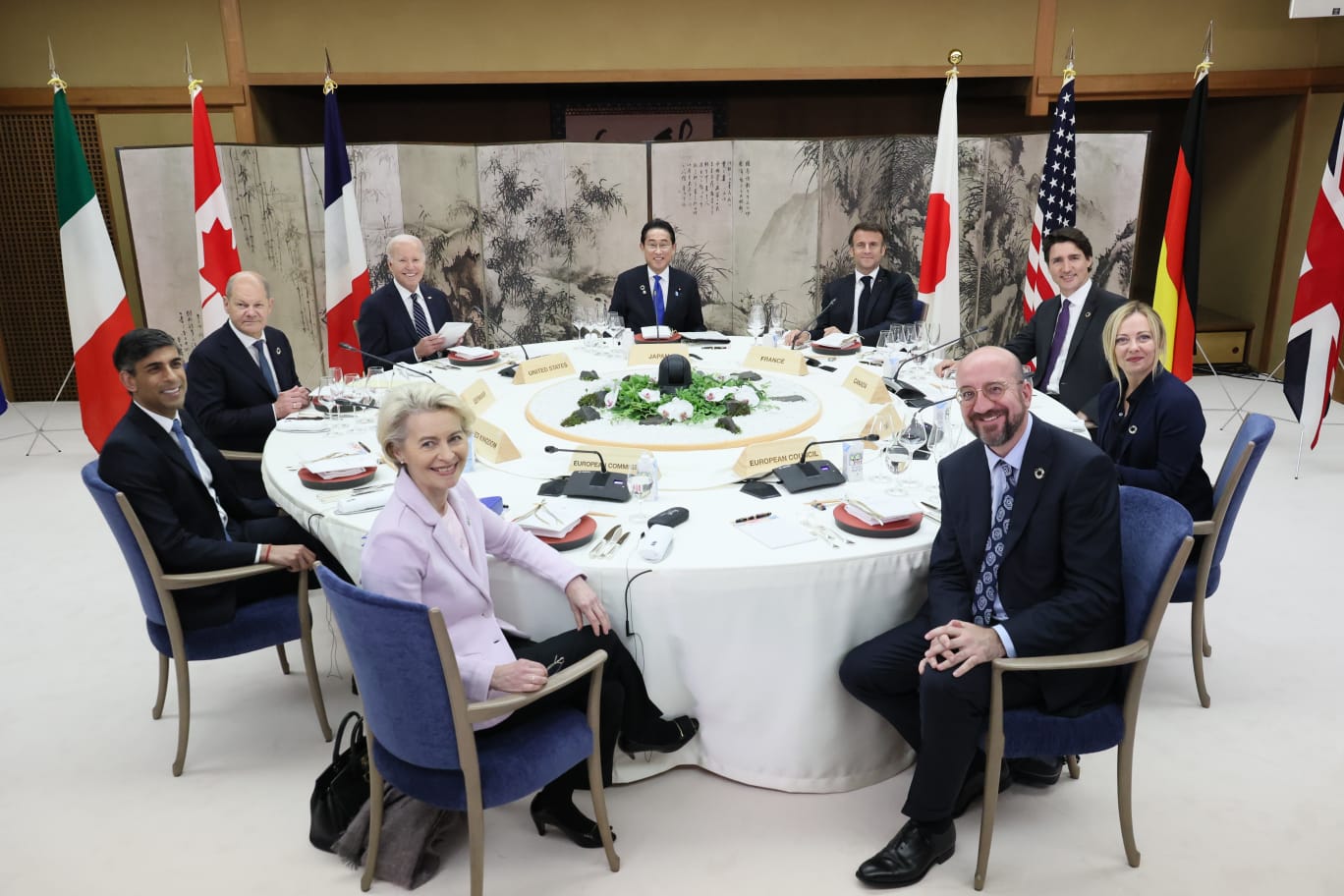 G7 көшбасшылары жапон асүйінен ауыз тиіп жатыр