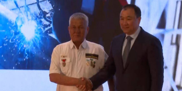 1200 железнодорожников награждены в честь праздника