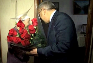 Айша Абдуллина ҰОС кезінде сарбаздардың рухын көтеру үшін ән салды