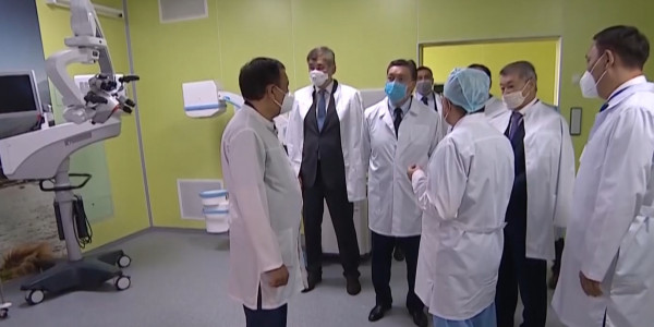 Глава кабмина ознакомился с научным проектом по выделению иммунной плазмы для лечения COVID-19