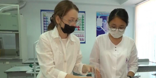 Ученицы НИШ представили проект по изготовлению бумаги