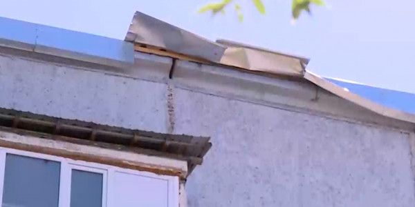 Талдықорғанда жөнделген үйдің шатыры тағы ұшып кетті