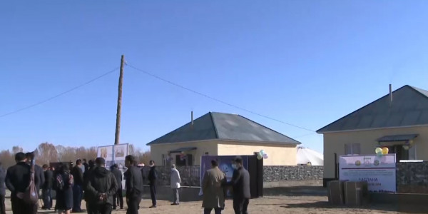 Добровольцы своими силами построили жилье нуждающимся семьям в Туркестанской области