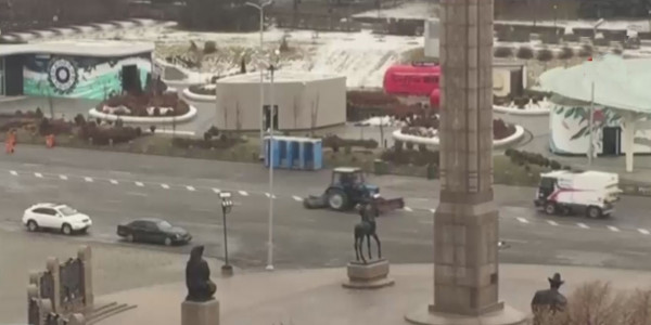 Алматыда террорлық шабуылдан кейін Республика алаңы мен қалалық әкімдік маңы қоқыстан тазартыла бастады