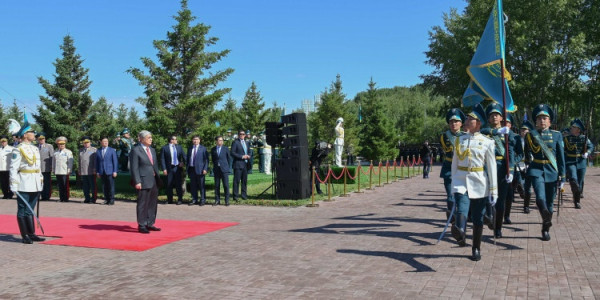 Қасым-Жомарт Тоқаев Мемлекеттік ту көтеру рәсіміне қатысты